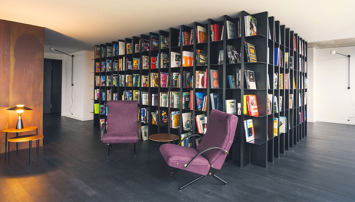 Libreria che divide lo spazio dell'attico