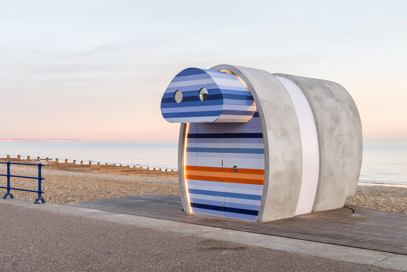 capanna sulla spiaggia moderna colorata