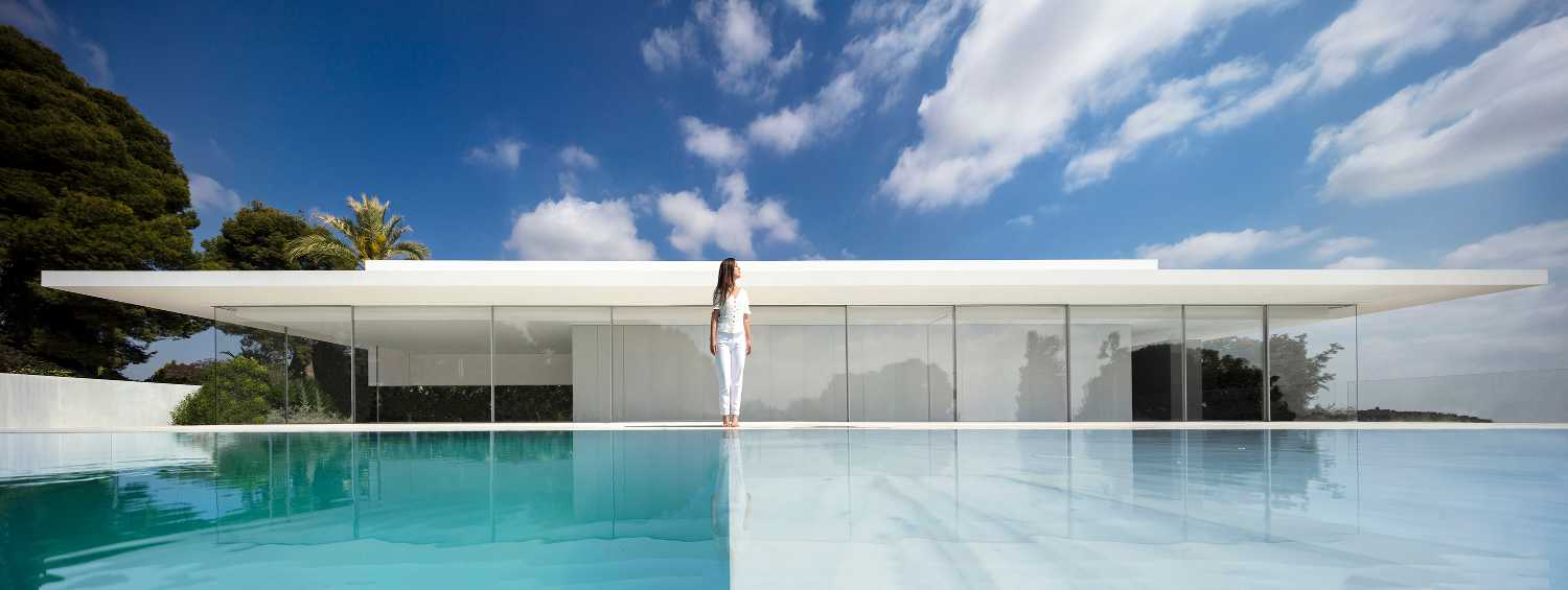 Esplendor junto al mar: el diseño de la Casa Hoffmann con paredes de vidrio