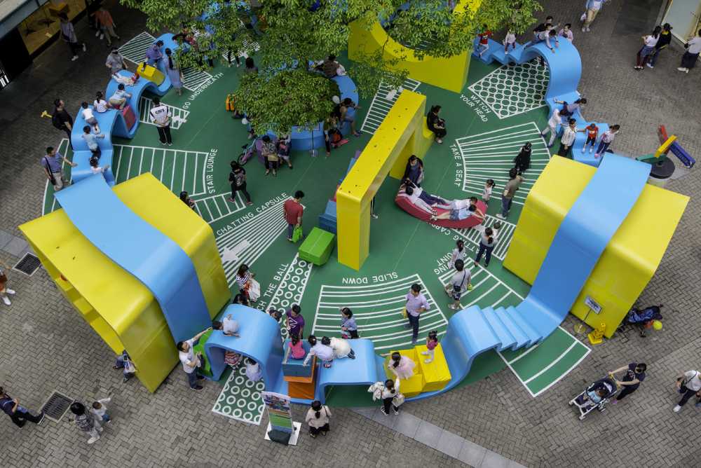 parco giochi forme geometriche colorate