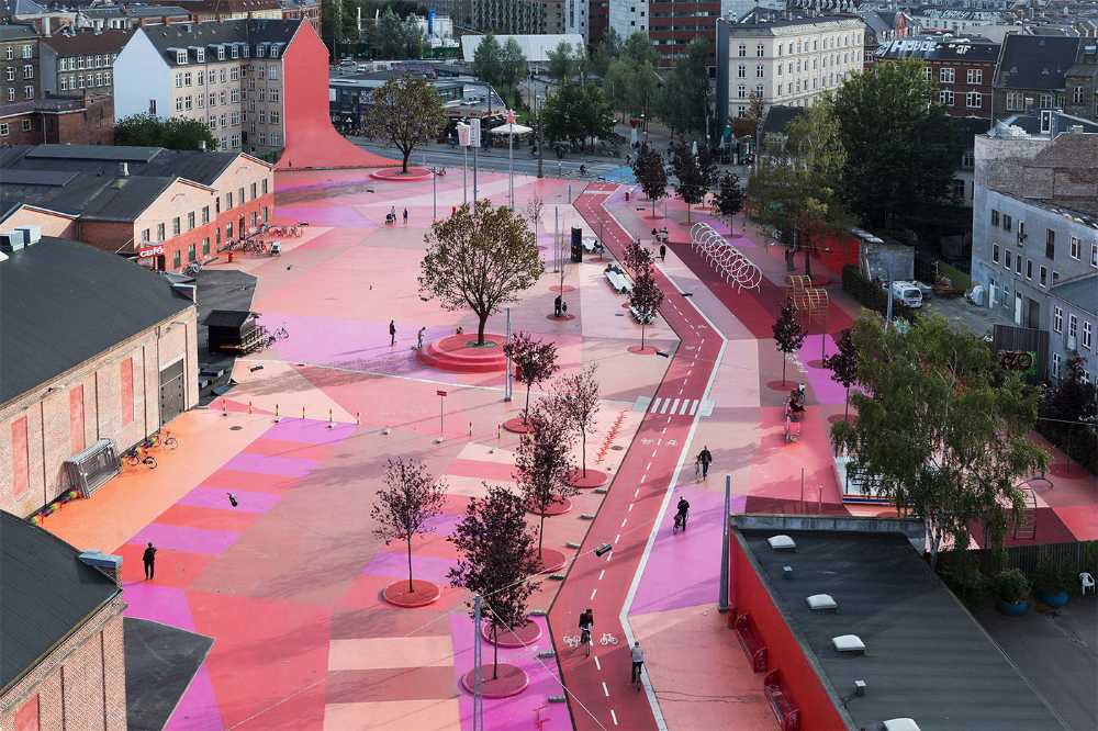 Parco giochi con pavimentazione colorata