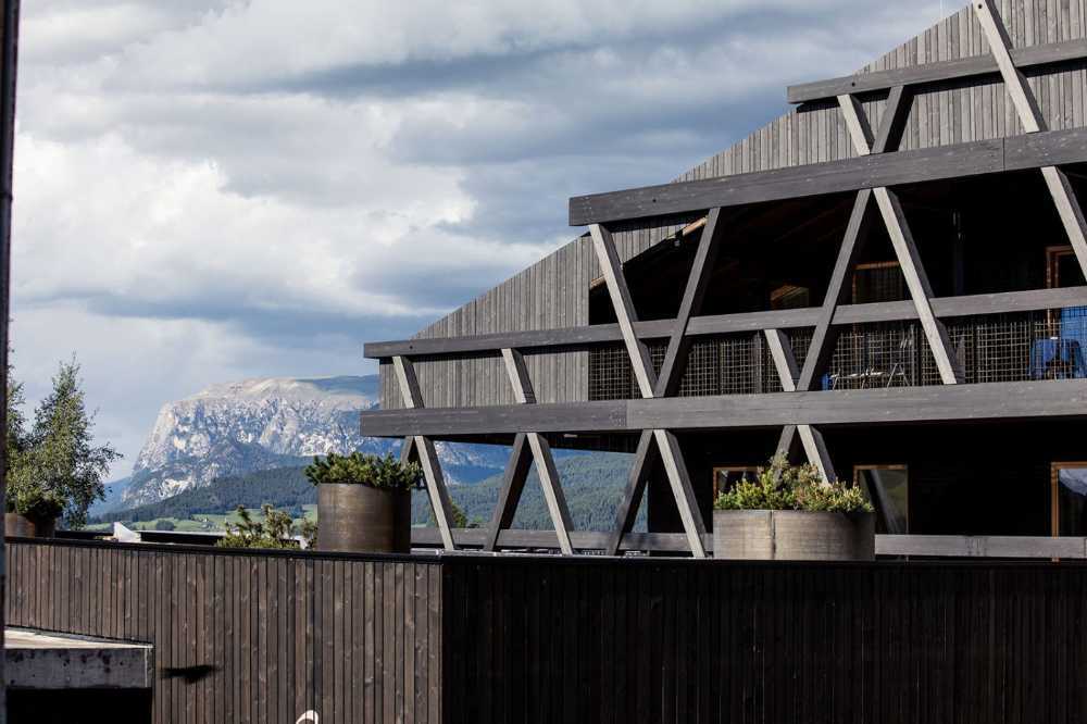 Facciata di un hotel in Alto Adige in legno lamellare
