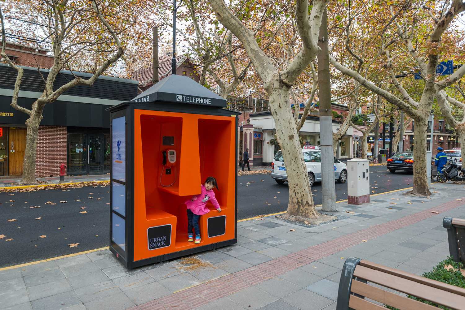 arredo urbano cabina telefonica restyling seduta wifi usb arancione
