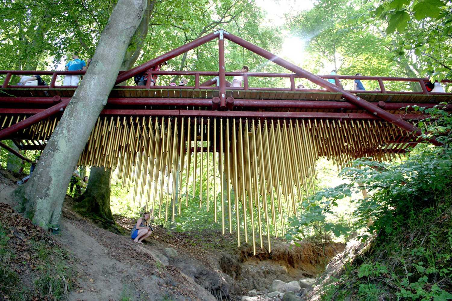 instalación musical puente bosque tubos de aluminio