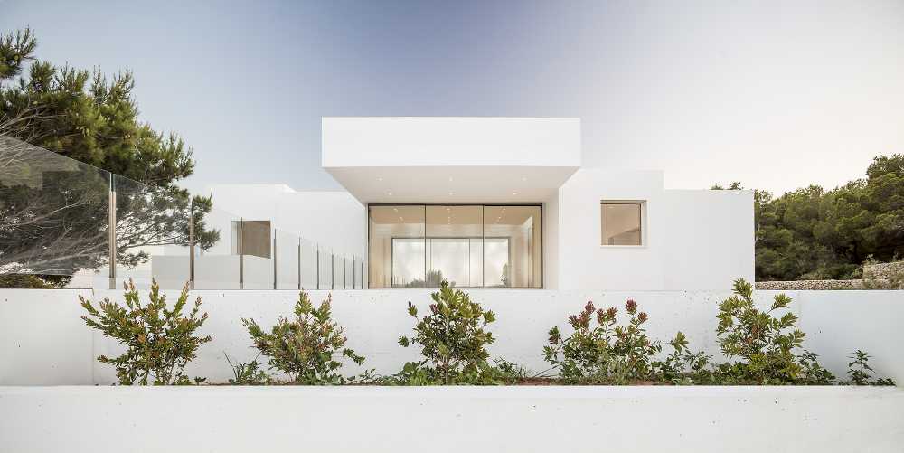 Villa Catwalk en Menorca volúmenes blancos