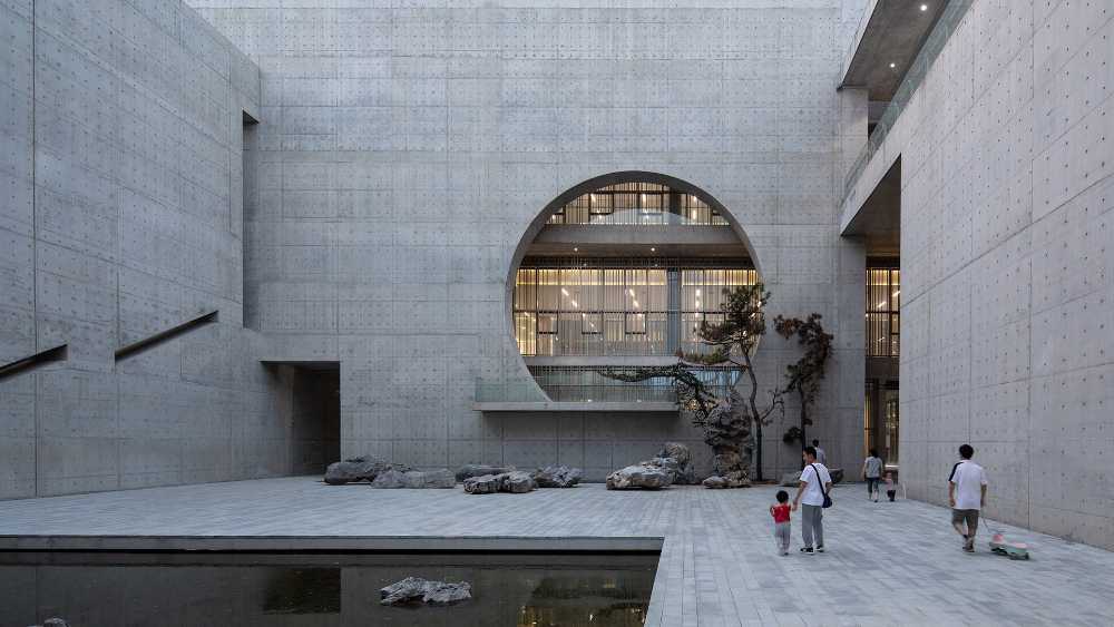 centro cultural patio cemento